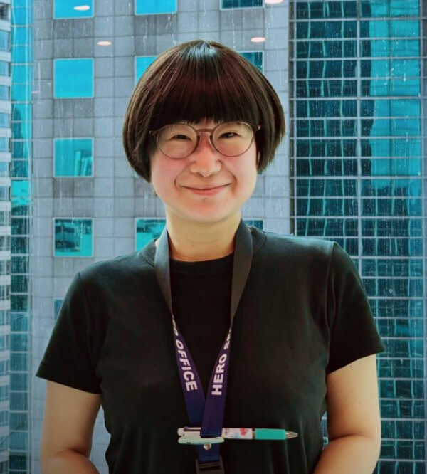 インタビューを受けている様子