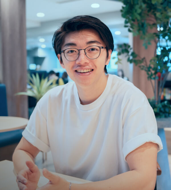 インタビューを受けている様子